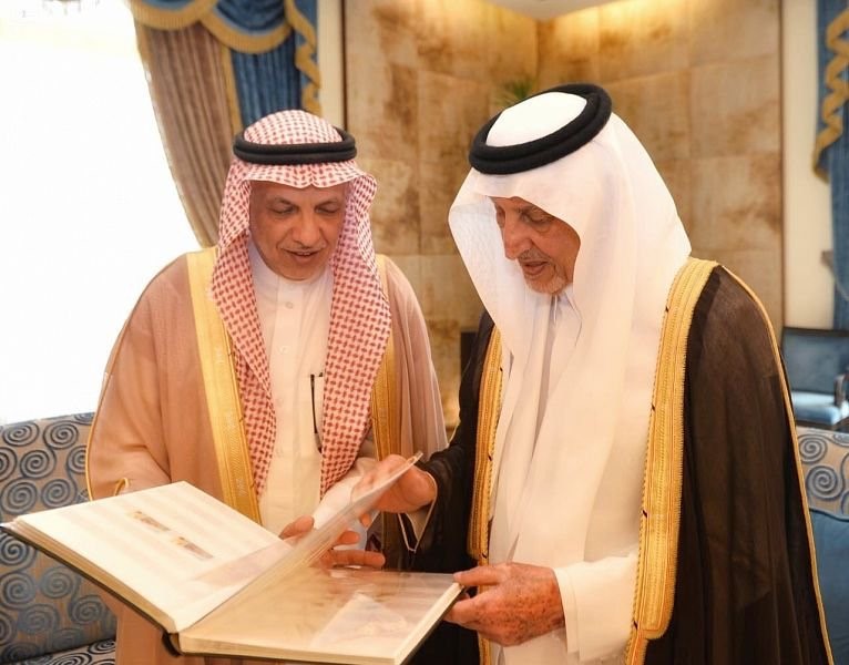 أمير #مكة_المكرمة يلتقي رئيس مؤسسة البريد السعودي المكلف.