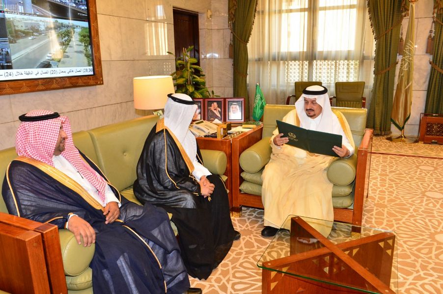 أمير الرياض يستقبل مدير البريد السعودي بالمنطقة